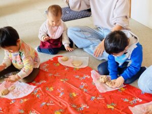 親子で季節のSensory Playを楽しむ様子